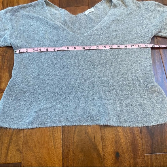 Market Women’s Light Gray VNeck Fall Winter Sweater Size Medium - Picture 5 of 6
